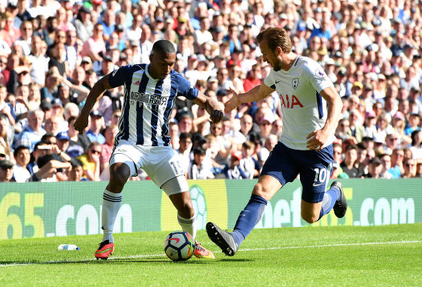 他在场上展 他在场上展